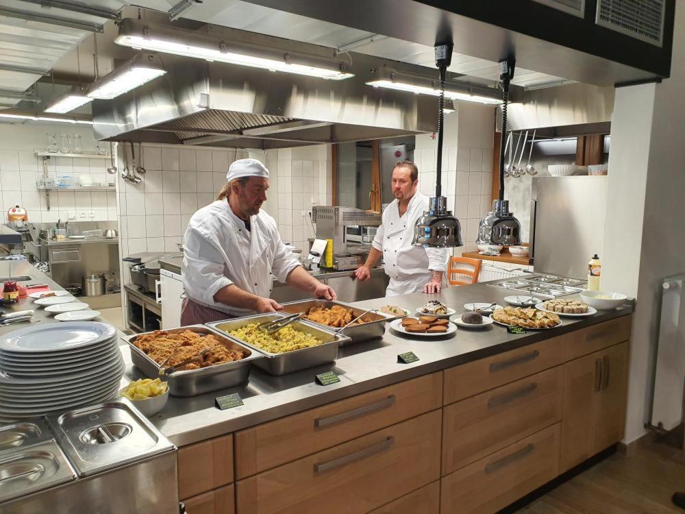 Pension A Restaurace U Sousedu Strazny Esterno foto